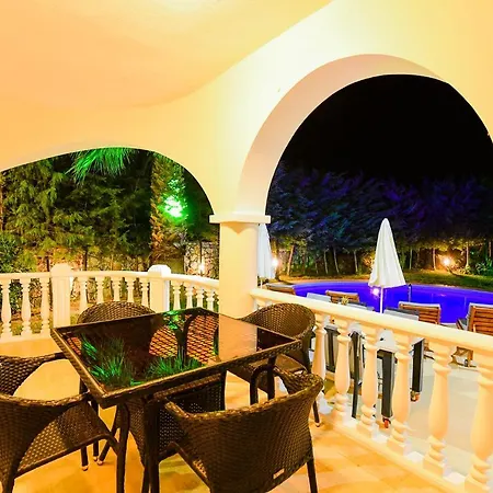 Tophill Hotel